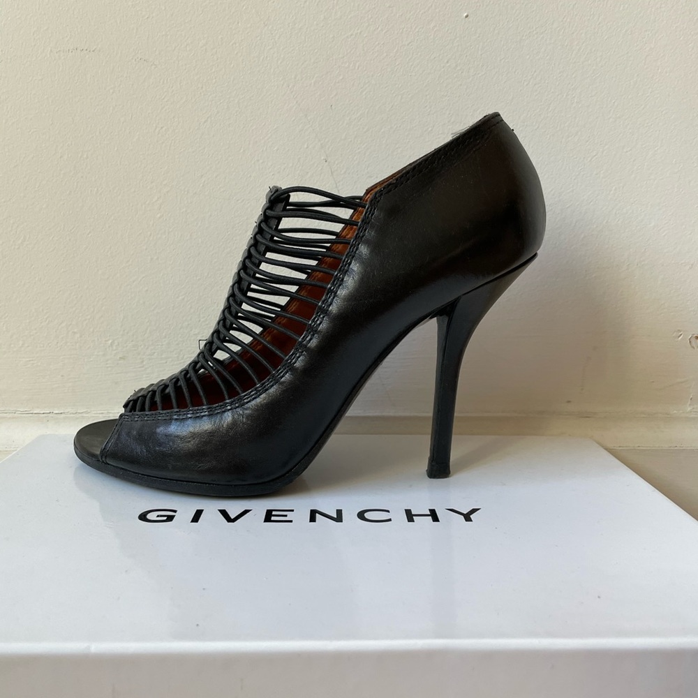 Givenchy black leather booties exelent condition  size 38.5